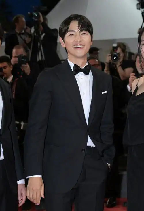 宋仲基戛纳首亮相太帅啦!穿黑色西装好显嫩,重回颜值巅峰时期