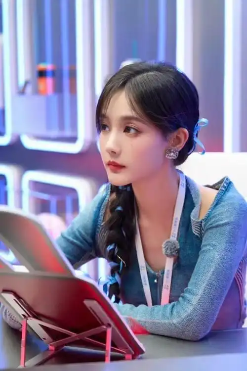 李一桐光脚放飞机座椅上