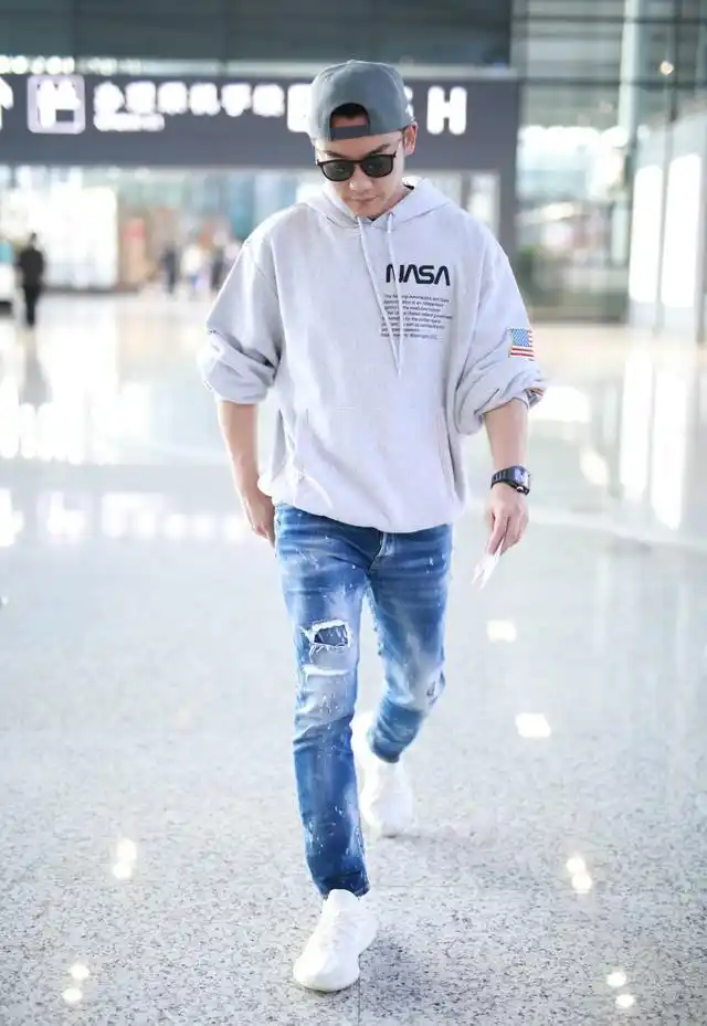 这打扮太时尚郑恺穿紧身牛仔裤现身机场网友他真的有178吗