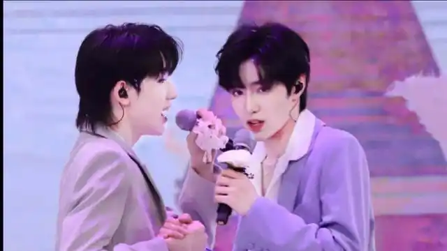 宋亚轩刘耀文同台互动时有多甜摸头杀随手就来耀文还握住轩轩的手