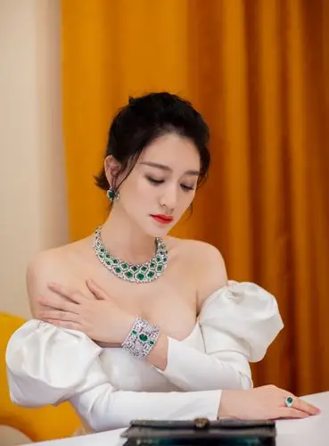 简介:李小冉白色抹胸裙性感写真图片,分享一组李小冉图片给大家,图中