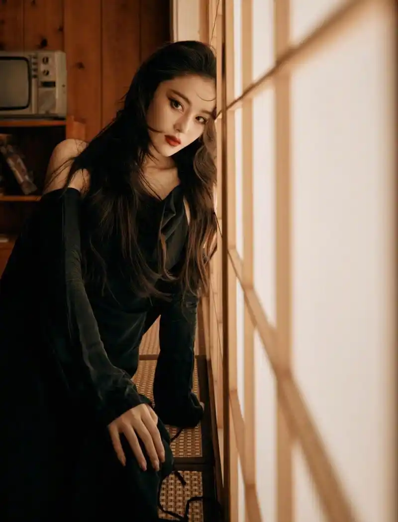 张馨予在金沙江虎跳峡拍视频,角度刁钻引热议,本人回应:这角度拍出来