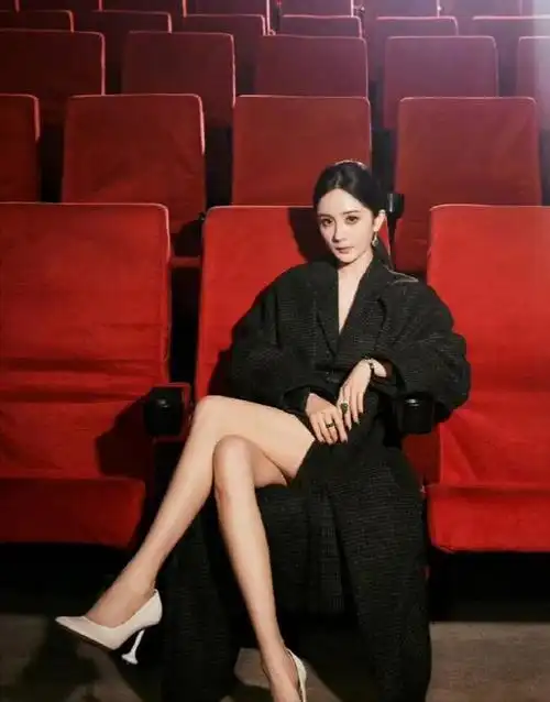 杨幂惊艳亮相美腿又细又长她的腿精文化让人很上头