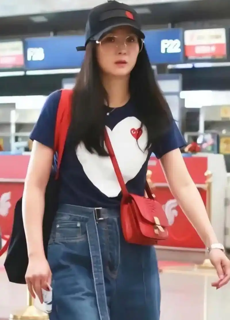 王艳的"麻袋牛仔裤"火了,穿肥大的麻袋,穿出不一样的时尚风格