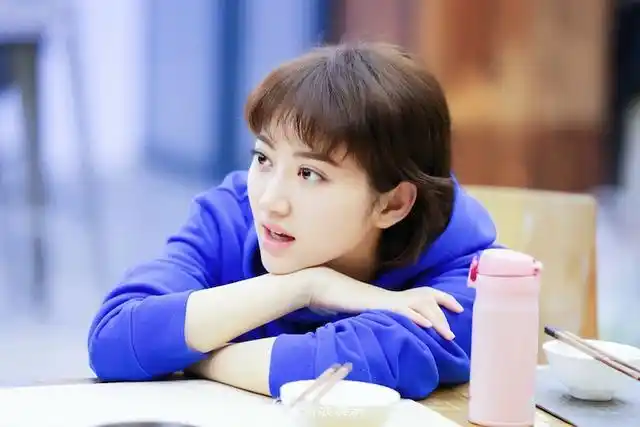 新浪娱乐讯 近日《青春旅社》节目组放出一组景甜剧照,照片中的景甜身