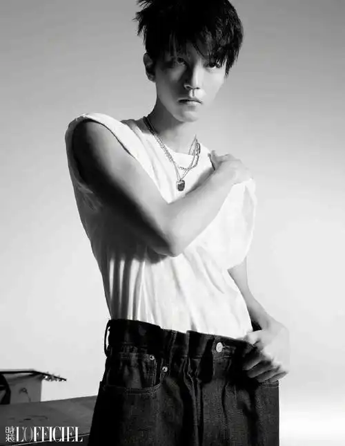 王俊凯黑白质感大片曝光 光影间映衬出少年沉稳的目光