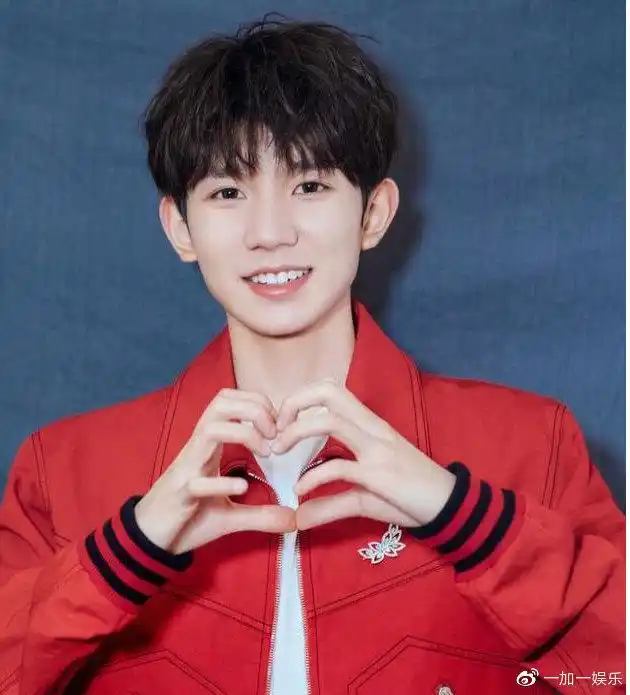 王源和粉丝打招呼,不小心露出"胳膊纹身",看看粉丝都说了什么