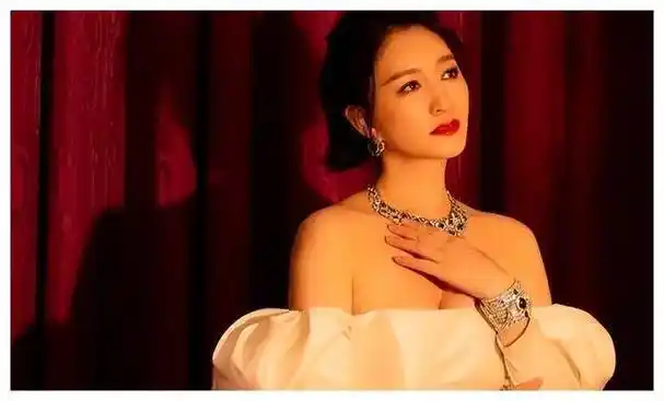 李小冉47岁大放异彩穿搭v领蕾丝裙惊艳全场尽显尤物魅力