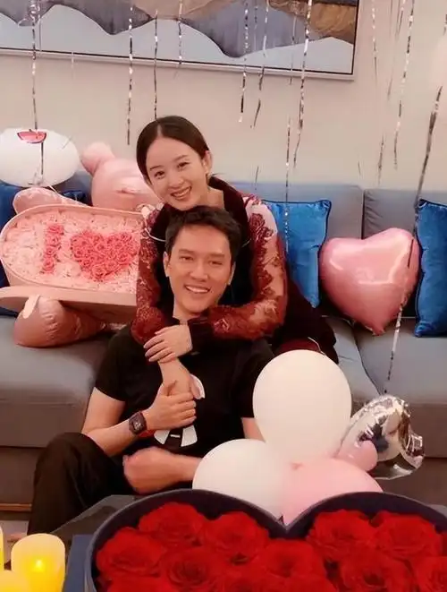 赵丽颖罕见晒出与儿子的合影,4岁的想想依偎在妈妈身边玩耍