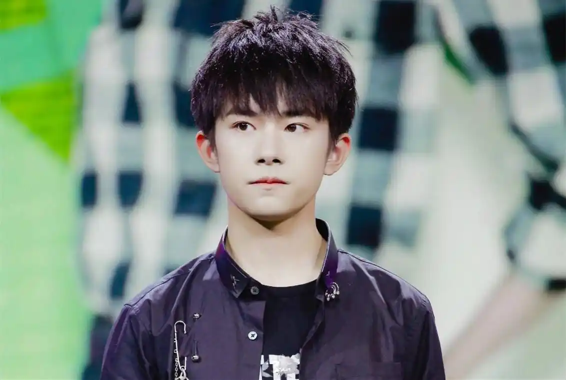 帅气易烊千玺桌面锁屏_时而高冷时而可爱