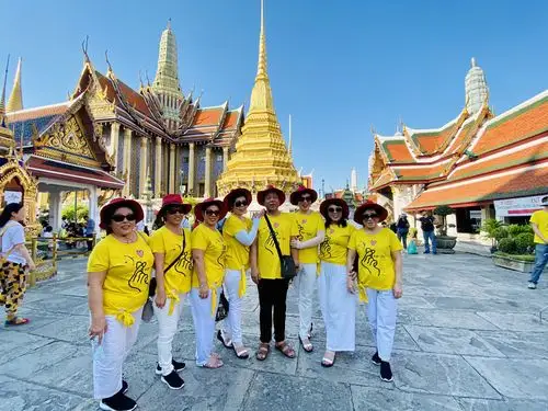姊妹八人在泰国曼谷大皇宫