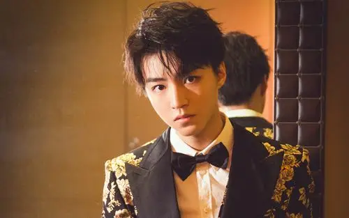 王俊凯印花西装帅气写真图片壁纸