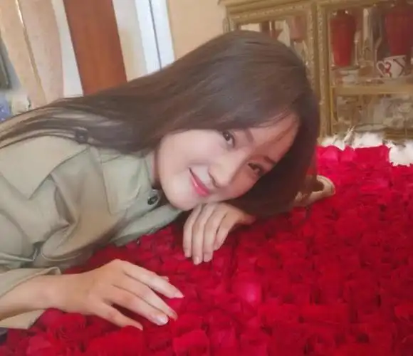 美颜掩饰不了杨钰莹的年龄她的身材已经显露岁月痕迹