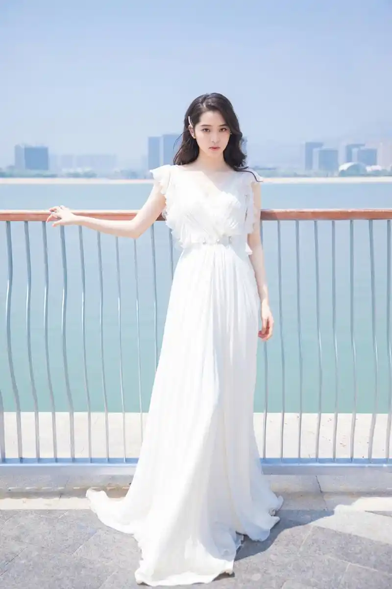 欧阳娜娜是真嫩,穿涂鸦毛衣俏皮可爱,撞衫大8岁古力娜扎稳赢了