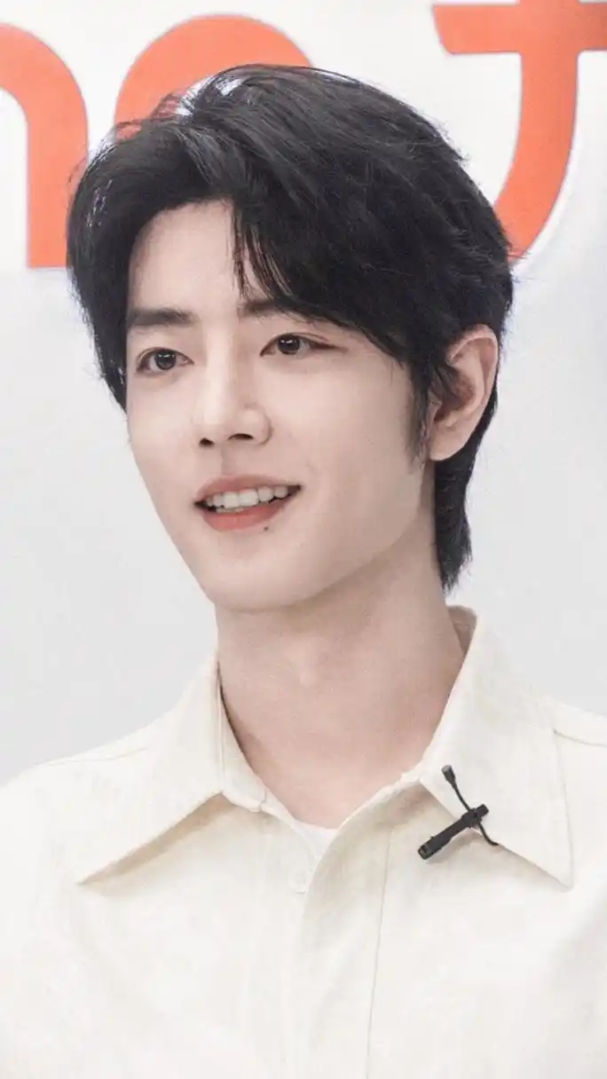 肖战又嘟嘴#肖战又嘟嘴了,这也太可爱了吧,"biu～爱心发射" 可甜可酷