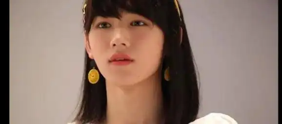 还有搞笑的网友直接写出将宋亚轩女装的照片拿出来说这就是宋亚轩的女