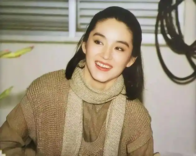 上面分别是林青霞,王菲,霍汶希和张柏芝四个人,年轻时候的照片, 不难