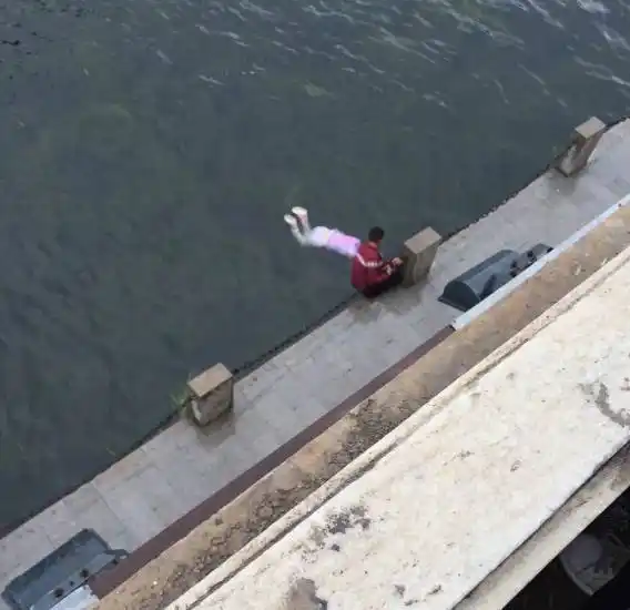 (高帅)6月2日中午12点许,志丹县河滨路水文站处,一年轻女子跳河欲轻生