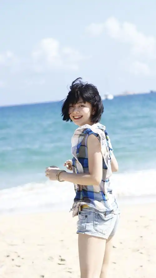 谭松韵海边可爱写真