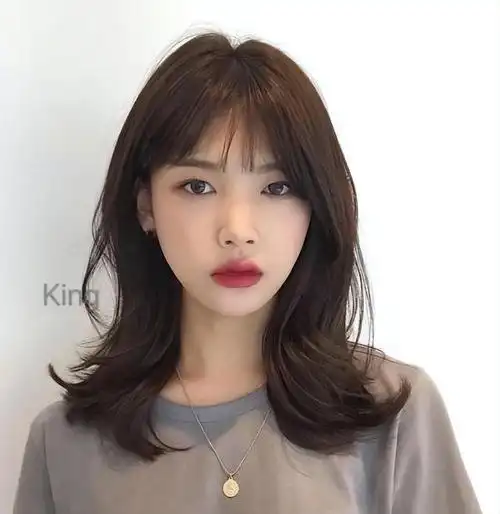 女生发量少齐肩烫什么发型好看(五六十岁的女人剪短发)(1)