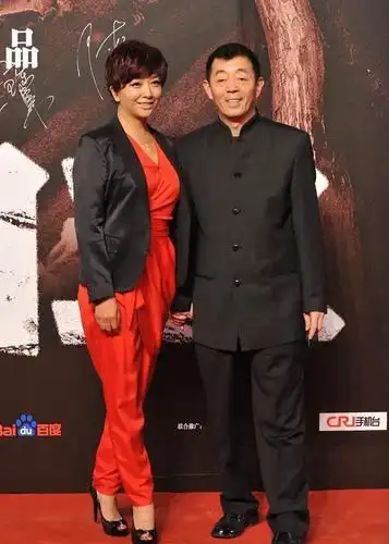 "老戏骨"江珊惨遭发福!穿连体装掩假胯宽,全程被老公牵着走