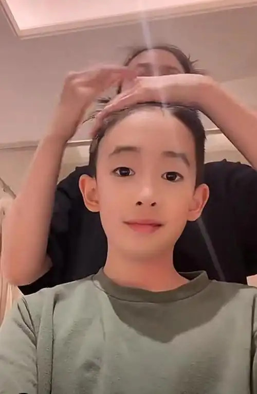 儿子剪发,目前应采儿一家也定居上海,和同样定居上海的刘畊宏和吴尊