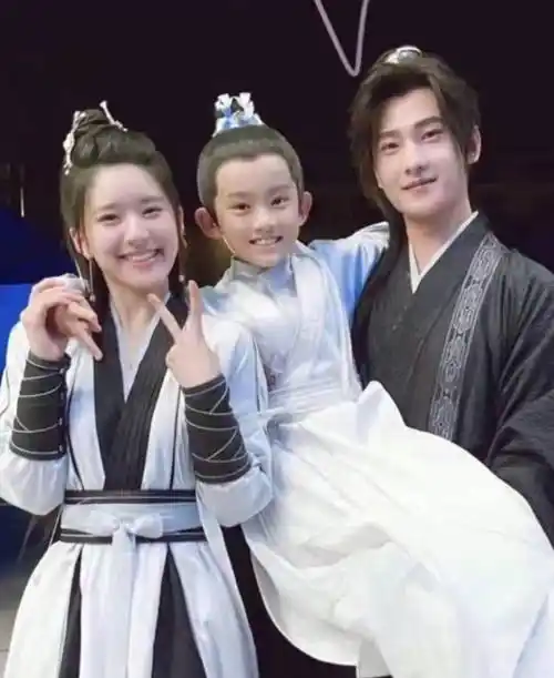 从晒出来的这组照片来看,杨洋和赵露思的cp感还是很强的,之前在电视剧