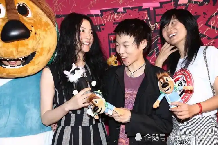 王菲常石磊合唱《人间》,原来天后是条纹控,14岁穿条纹衫上央视