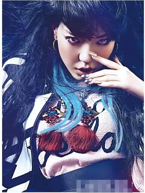 在我们的印象里,吴莫愁的长相非常夸张,甚至还有小孩,因为他的脸被吓