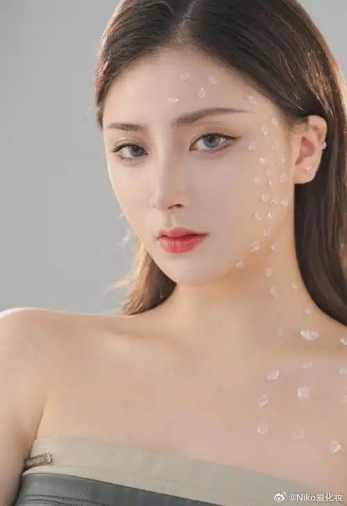 无论是美丽的人还是平凡的人,只要尝试这种妆容,都能展现出自己独特的