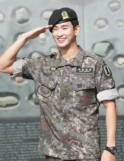 金秀贤剧里是海军陆战队,本人服役军种也超危险,却依旧晋升兵长