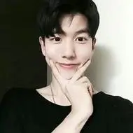 托腮卖萌_可爱男生头像图片_扣扣居