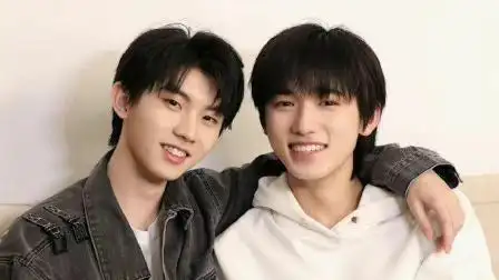 马嘉祺宋亚轩参加中戏开学典礼02戴口罩着白色短袖眼神清澈