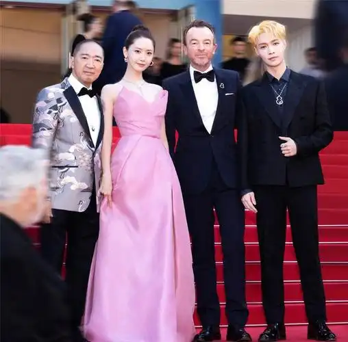 戛纳首秀压轴出场,卡点官宣巡演意味深,全能偶像张艺兴再攀高峰