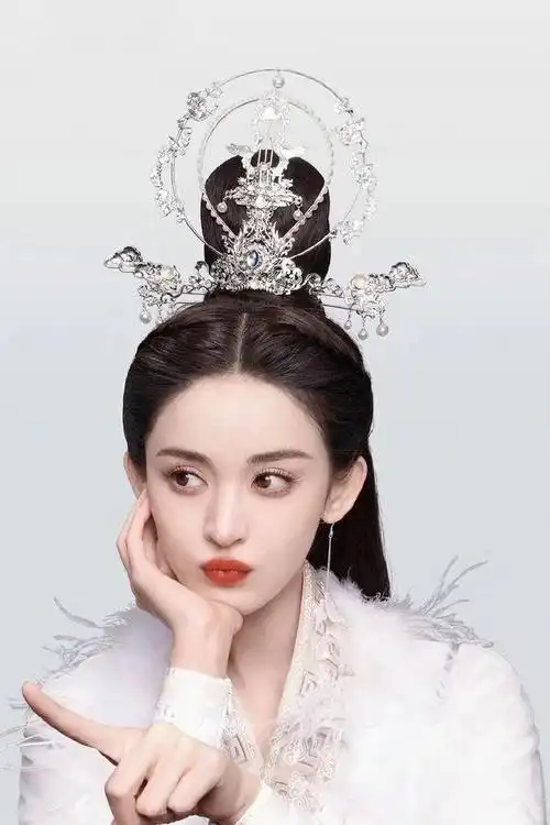 近日,有网友曝光了一组古力娜扎客串郭敬明新剧《大梦归离》的路透