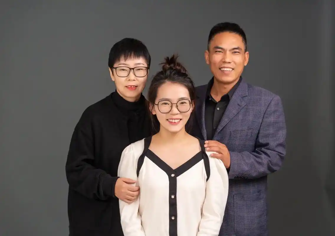 一家三口之我的黑蛋老爸#全家福 #每一张照片都是满满的回忆  - 抖音