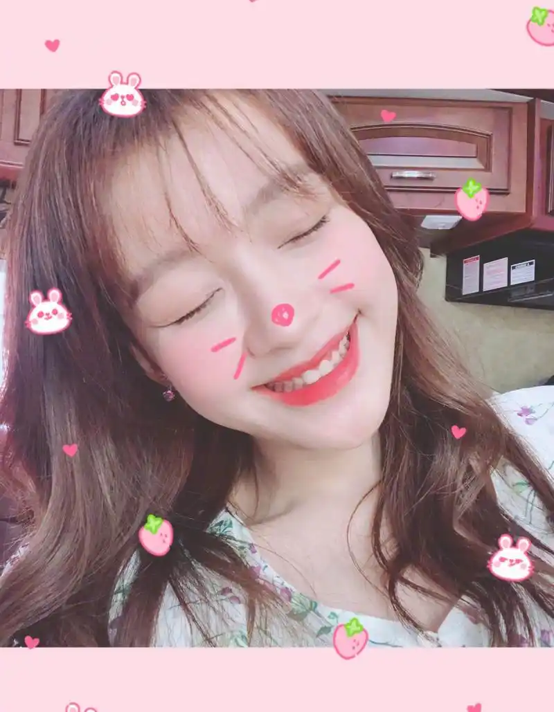 孙怡520不秀恩爱晒自拍,嘟嘴卖萌粉嫩少女感十足
