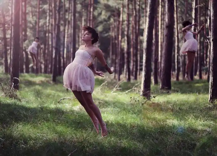 欧洲人,仅一个年轻女性,仅一个女性,仅一个人,半空,飞,草,树干,赤脚