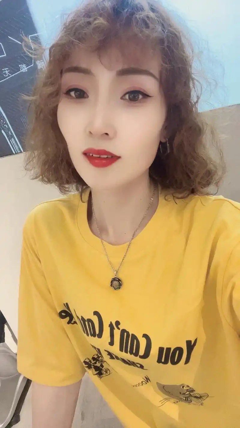 海蓝之谜今年的广告语:"总有人嫌你不够好,也有人觉得你哪都好 - 抖音