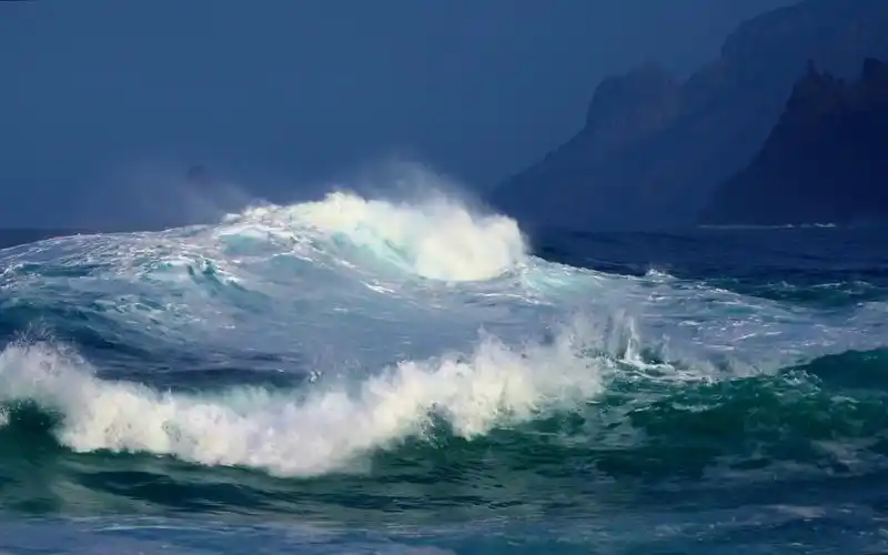 波涛汹涌的海浪,震撼的自然风景