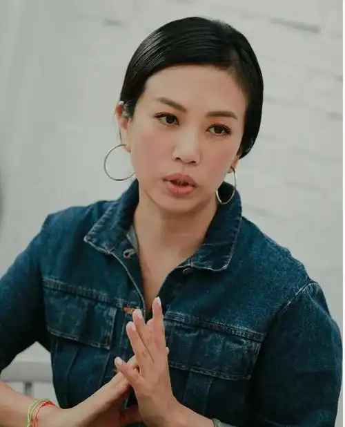 胜利帮哥哥们挡烟花_白贤帮灿烈挡闪光灯_香港男歌手