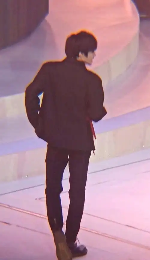 超绝少年气#|#刘耀文绝美侧颜#放一些@时代少年团-刘耀文的背影