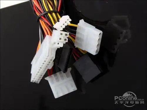 金河田 飓风8209r电源接口电源具有一个24pin主板供电接口,一个4pin