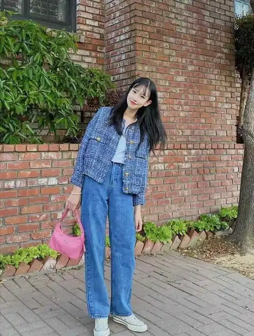 浅蓝色的裤子会给人一种很清爽干净的感觉,所以它搭配的衣服颜色不