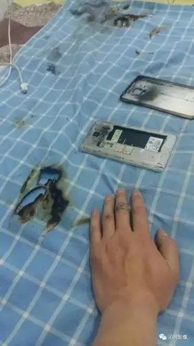 【聚焦】三星手机在晋城摊上大事了 小伙深夜被爆炸声惊醒,现场照片