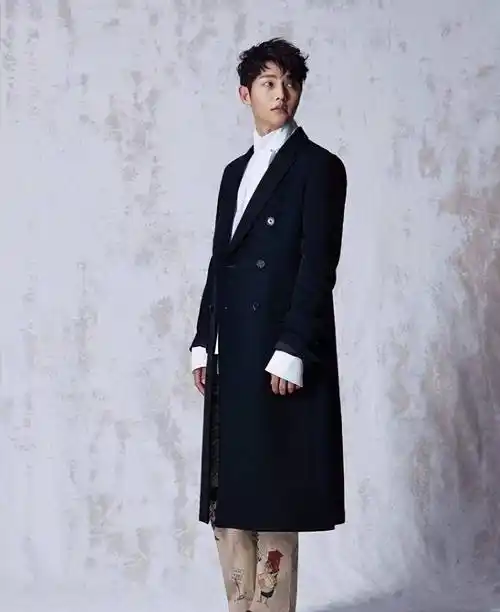 35岁宋仲基变肌肉男身材健硕肩距变宽分手后丝毫不影响