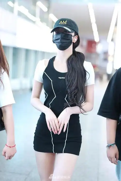 组图:孔雪儿穿紧身短裙大秀白皙美腿 歪头摆pose姿态宜人