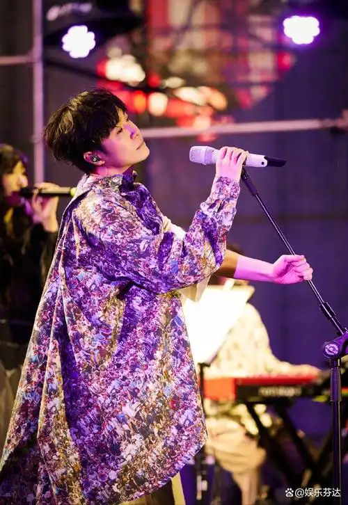 41岁吴青峰演唱会朝台下怒斥为版权奔波不让歌迷拍摄很心酸