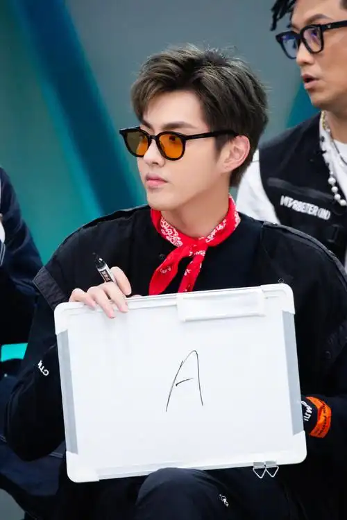 >首页>图片大全>明星>吴亦凡东北大花裤造型图片> ( 1 / 9 ) 2020-09