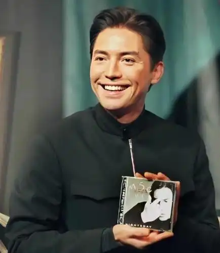 亚洲第一美男尊龙:18岁独闯好莱坞成巨星,因自卑不婚孤独终老